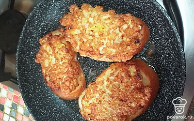 Обжаривать с двух сторон, до золотистой корочки. 