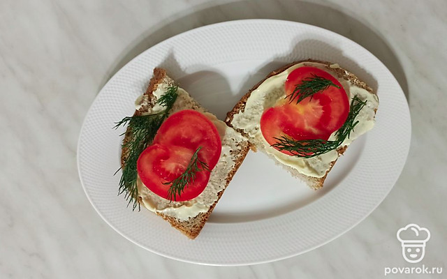 Бутерброды с томатами и яйцом на завтрак — Рецепт с фото