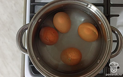 Отварите яйца, очистите их от скорлупы.