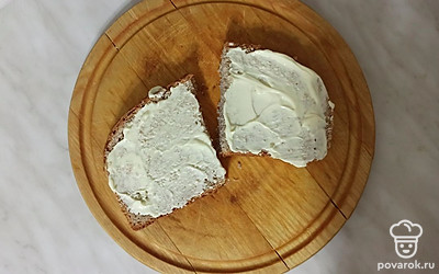 Нарежьте батон небольшими кусочками, смажьте его майонезом.