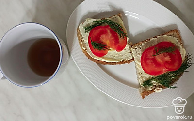 Бутерброды также можно украсить свежей зеленью. Подавайте бутерброды к завтраку вместе с кофе.