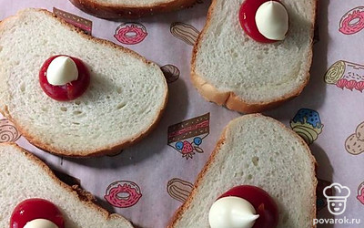 Хлеб смажьте майонезом и кетчупом.