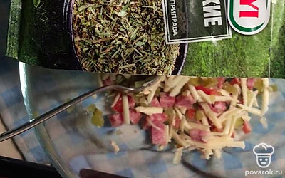 В начинку добавьте специи по-итальянски.