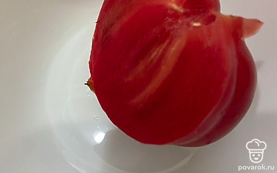 Помидор помыть, разрезать на 2 части.