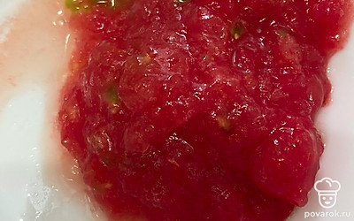 Натереть на терке прямо с кожурой.