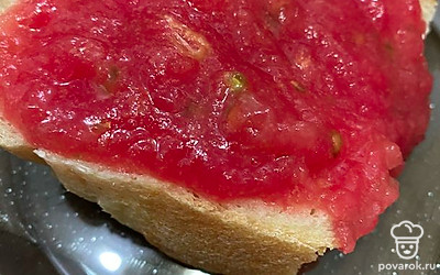 Посыпать сверху солью.