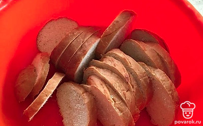 Нарезать батон.