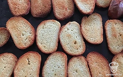 Батон жарить с подсолнечным маслом 10 минут в духовке при 180 градусах.