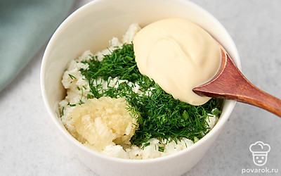 Покрошите укроп. Пропустите чеснок через пресс. Смешайте в миске творог с майонезом, укропом и чесноком.