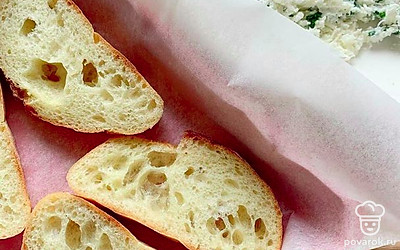 Кусочки багета подсушите в духовке до хрустящей корочки.