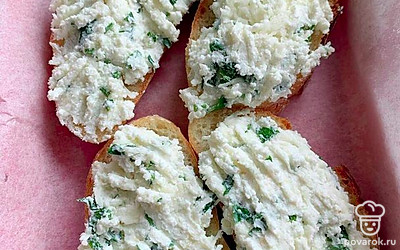 Сыр натрите на мелкой терке, зелень измельчите, смешайте творог, сыр, зелень и чеснок. Выложите массу сверху на подсушенный багет.