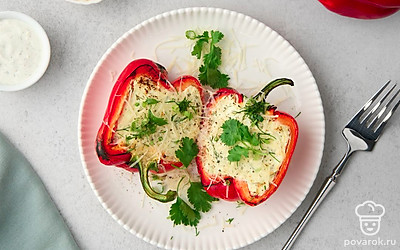 Подавайте фаршированные перцы с творогом, посыпав их тертым сыром и петрушкой.