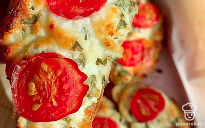 Бутерброды подавайте сразу после приготовления, они должны быть еще горячими.