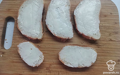 Намазать каждый кусочек сливочным маслом.