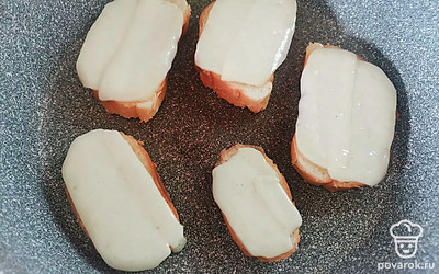 Разложить сыр и выложить на разогретую сковородку. Готовить под крышкой примерно 6-7 минут на среднем огне до полного расплавления сыра.