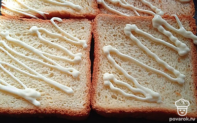 Хлеб смажьте майонезом.