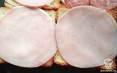 Положите на хлеб ломтики ветчины. 