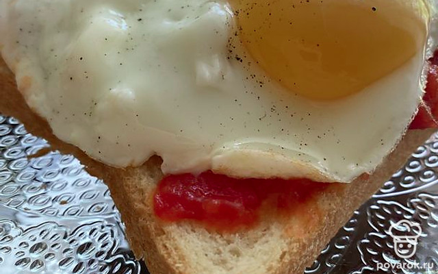 Горячий бутерброд с помидором и яйцом на завтрак — Рецепт с фото