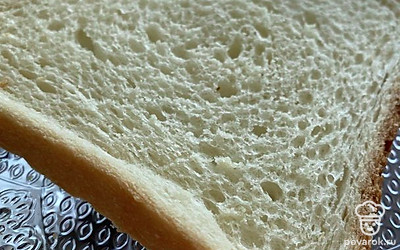 Хлеб раскатать скалкой.