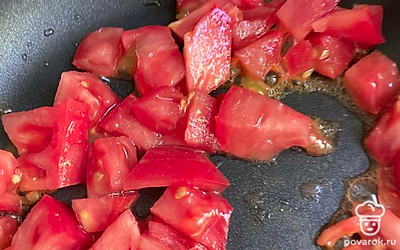 Обжарить помидор.