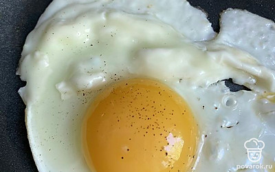 Разбить яйцо, жарить 2 минуты. После переложить на бутерброд.