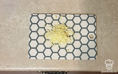  Сыр натрите на терке.