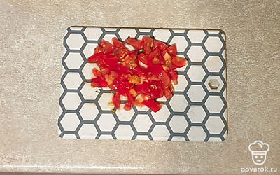 Помидор помойте и нарежьте кубиком.