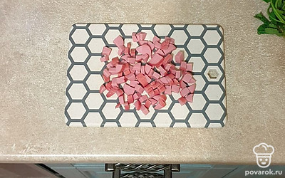Колбасу нарежьте мелким кубиком.