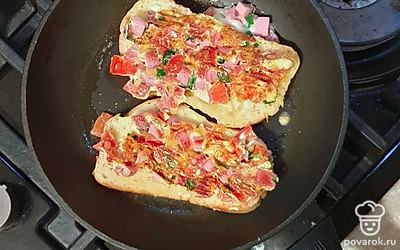 Хлеб нарежьте на кусочки и на каждый сверху выложите подготовленную начинку. На разогретую сковороду быстро выложите бутерброды начинкой вниз. Как только начинка схватится и пропечется, переверните бутерброды и поджарьте с другой стороны.