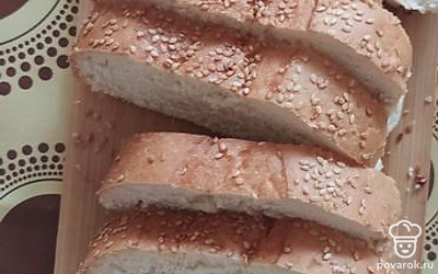 Нарезать ломтиками хлеб или батон.