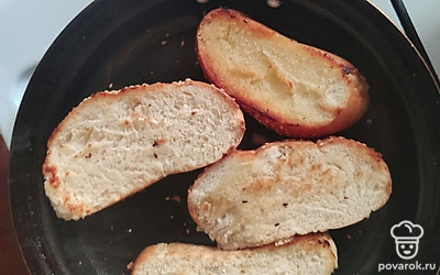 Растопить на сковороде масло гхи и обжарить кусочки хлеба с двух сторон.