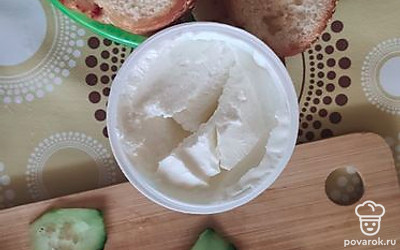 Помыть и нарезать огурец, промыть зелень. Намазывать кусочки хлеба творожным сыром, сверху выложить огурец и листики зелени.