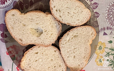 Хлеб берем уже порезанный или самостоятельно режем батон на ломтики.