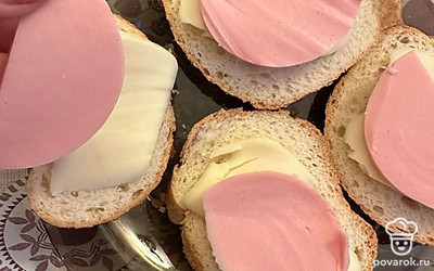 Выкладываем сыр и колбасу на хлеб. Последовательность ингредиентов такая — хлеб, сыр, колбаса и снова сыр!