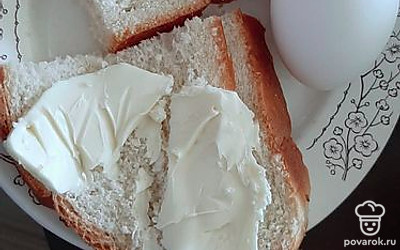 Намазать масло на булку.