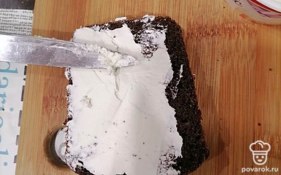 Намазываем на хлеб творожный сыр плотным слоем.