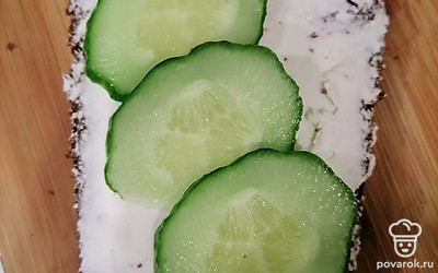 Кладём сверху свежий огурчик.