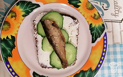 На огурчик выкладываем среднего размера рыбку.