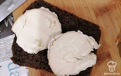 На другой кусочек хлеба кладём копчёный сыр.