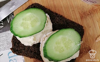 Сверху также два свежих ломтика огурца.