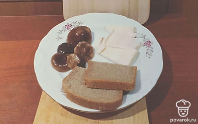 Нарежьте соленое сало на ломтики. 