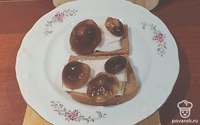 Добавьте на бутерброд маринованные грибы.