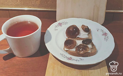 Подавайте бутерброды со сладким чаем, который очень хорошо оттеняет солено-маринованный вкус блюда.