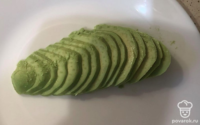 Нарежьте авокадо дольками.