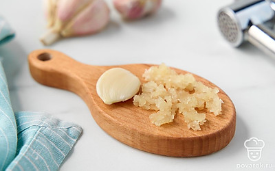 Пропустите чеснок через пресс.