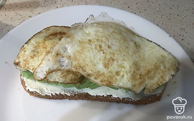 Сверху выложите готовую яичницу.