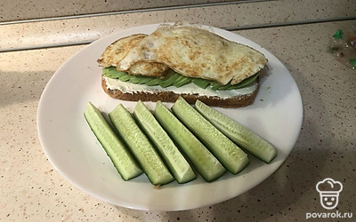 Порежьте огурец и положите рядом.