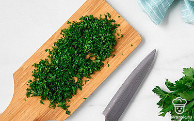 Отделите листья петрушки от стеблей, мелко нарежьте зелень.