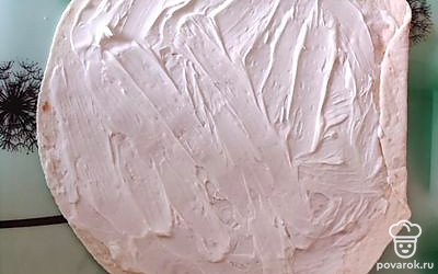 На тортилью равномерно распределяем творожный сыр.