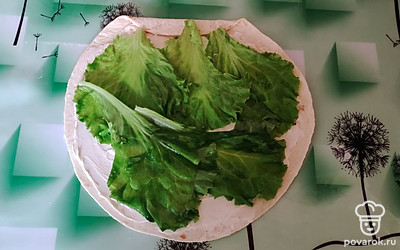 Затем укладываем листья салата.